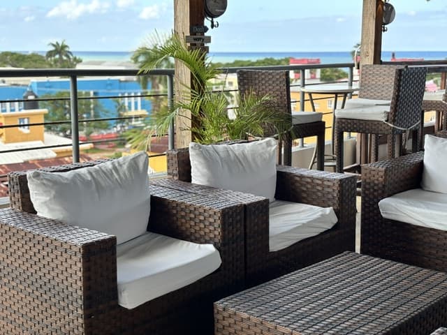 Área lounge de la terraza con vista panorámica de Puerto Plata y el mar