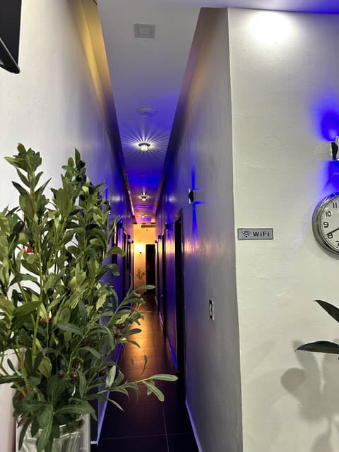 Corredor interior con iluminación ambiental y señal de wifi gratis