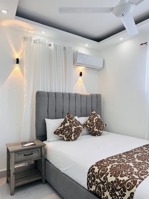 Double Room, vista amplia con aire acondicionado y mesa de noche
