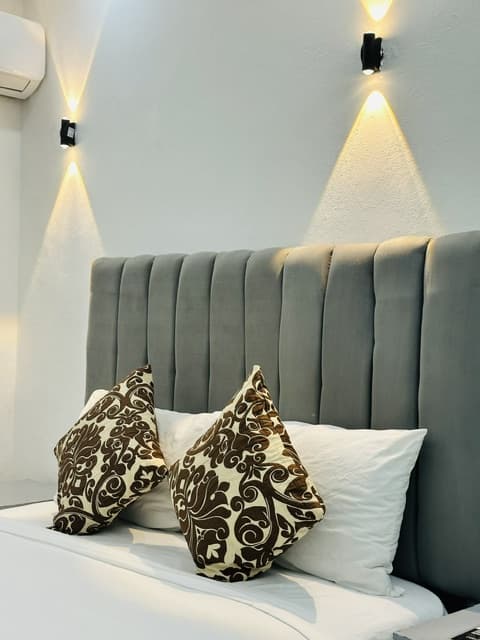 Detalle de cojines estampados sobre la cabecera de una Double Room